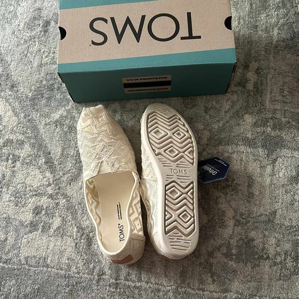 Brand new Women’s Toms slip on - Picture 2 of 3
